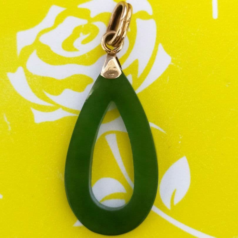 14K 刻印　翡翠？玉石？　緑色のジェイドドロップ型ペンダント