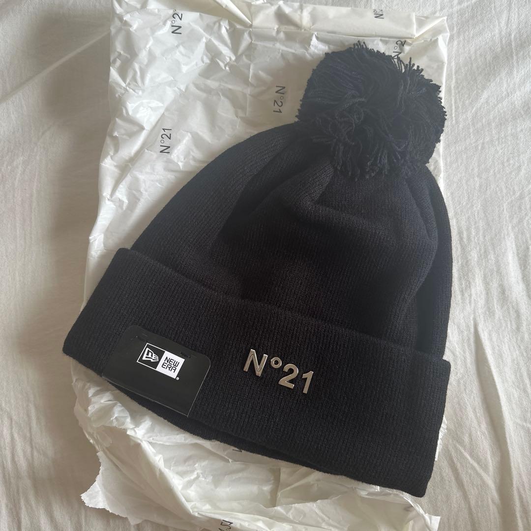 N°21 ブラック ニット帽 ポンポン付き