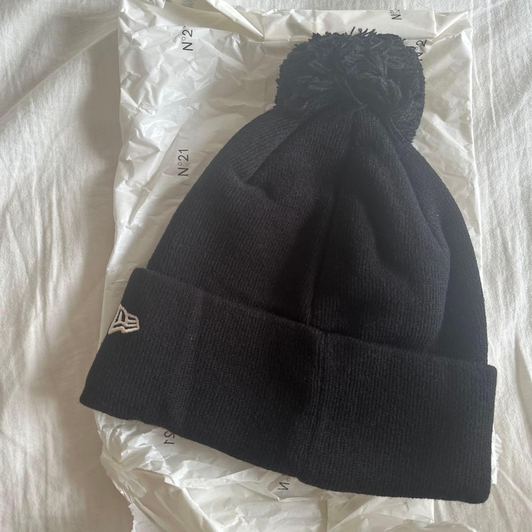 N°21 ブラック ニット帽 ポンポン付き
