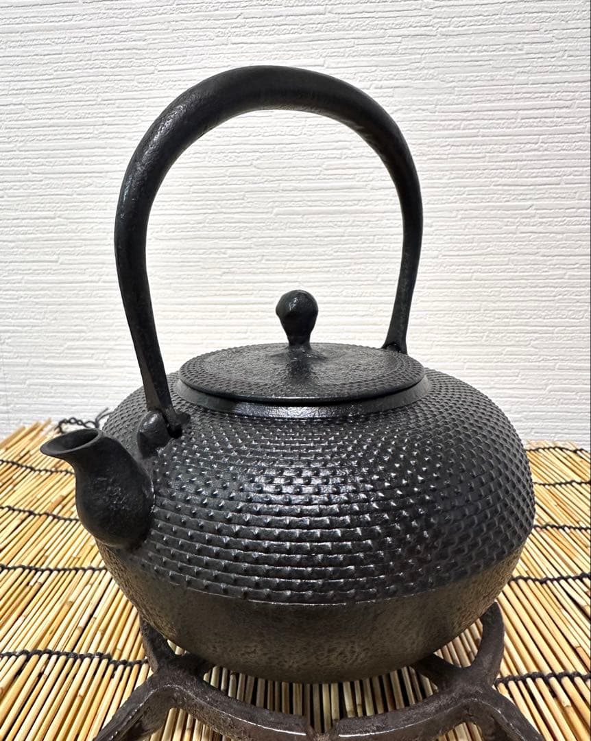 未使用品、供箱付 南部虎山工房前田知行造　１２型　南部鉄瓶　南部鉄器　鉄瓶