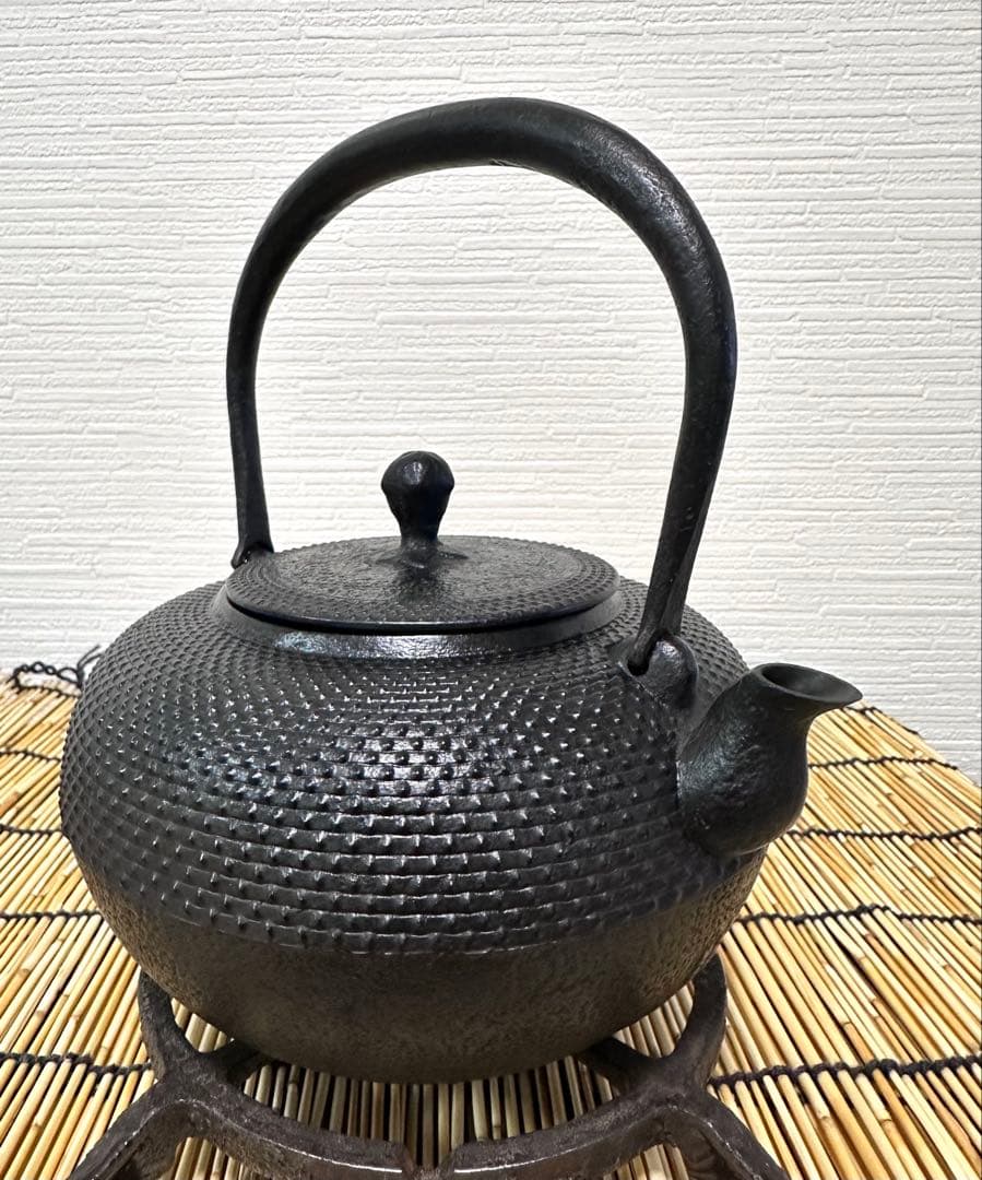 未使用品、供箱付 南部虎山工房前田知行造　１２型　南部鉄瓶　南部鉄器　鉄瓶