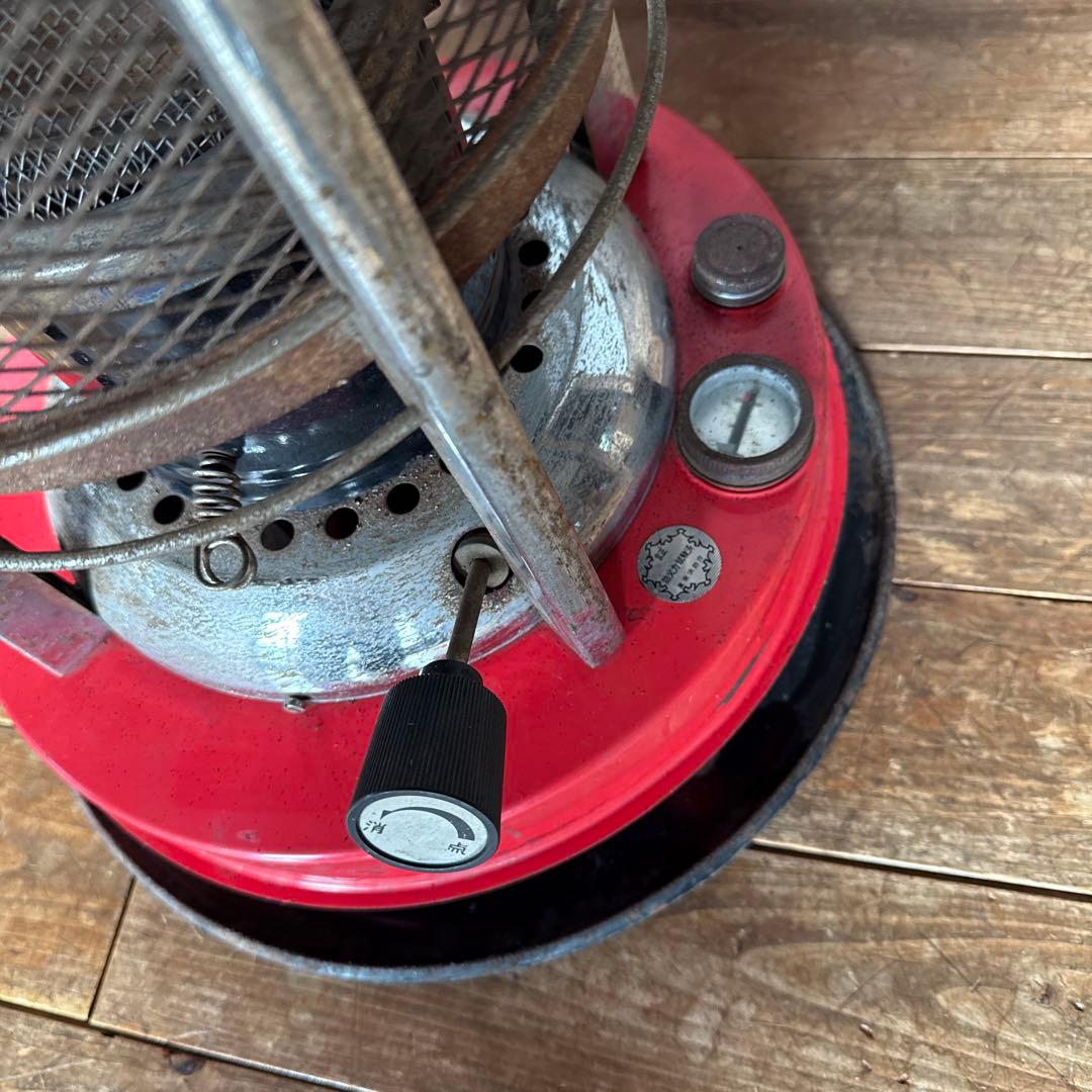 昭和レトロ　古いストーブ　円形　赤×ベージュ　旧家　山小屋　養蚕　暖房に