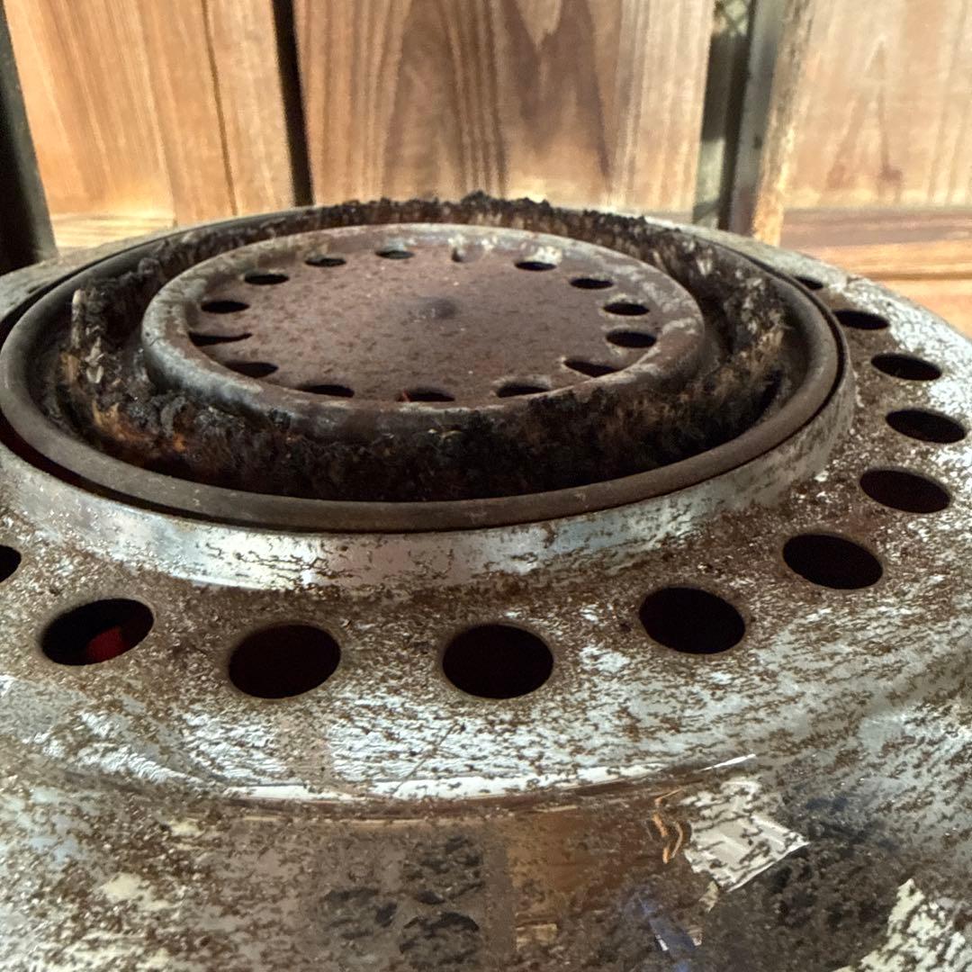 昭和レトロ　古いストーブ　円形　赤×ベージュ　旧家　山小屋　養蚕　暖房に