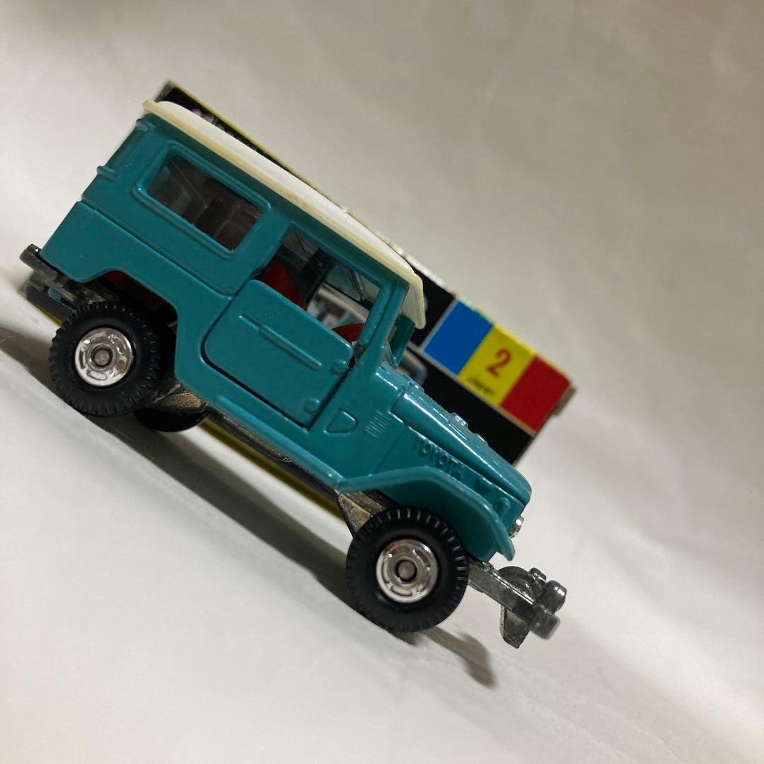 トミカトヨタラウンドクルーザーです。黒箱トミカマーク切り取り欠損。日本製