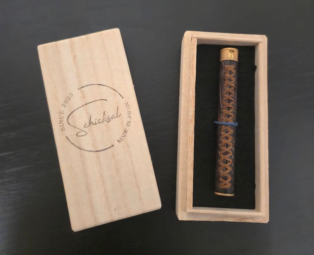 Schicksal 硬度表示窓付き 革軸芯ケース クロコダイルダークブラウン