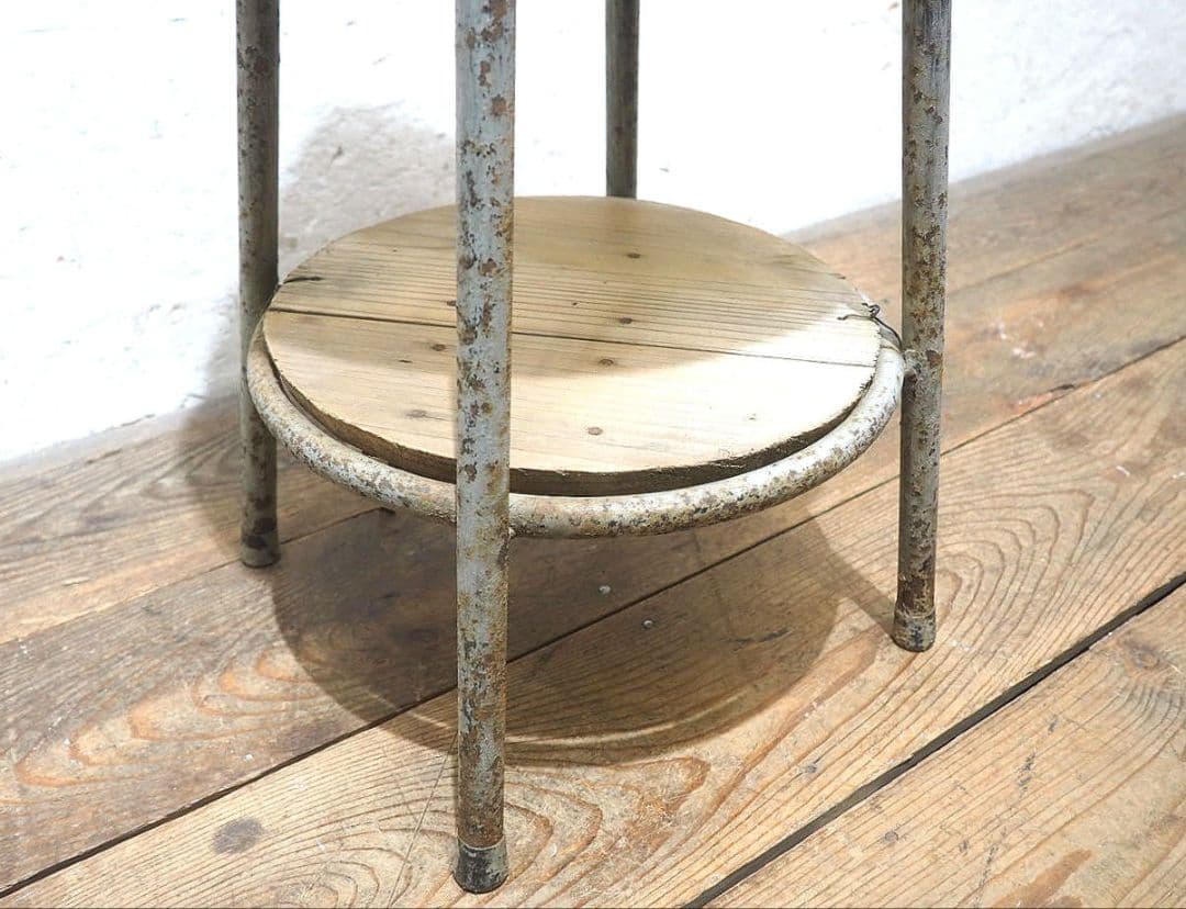 1327 ビンテージ　古い鉄脚の陳列台　展示台　花台　ガーデン　レトロ　テーブル