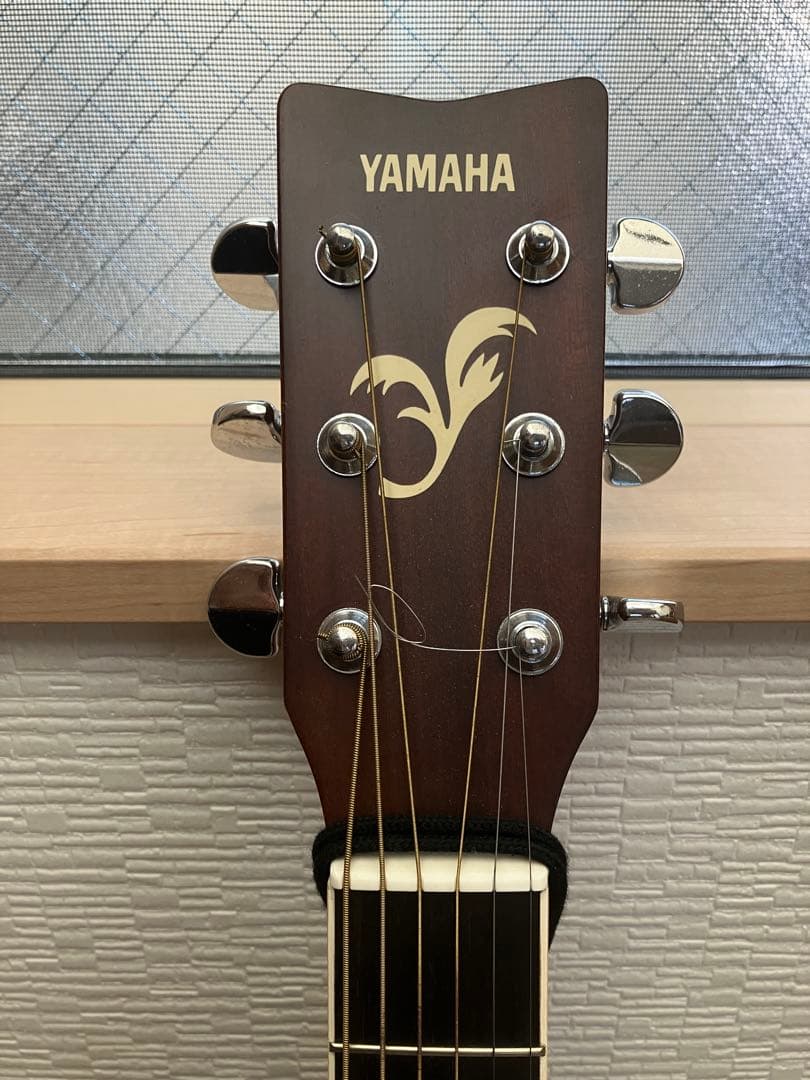 YAMAHA製アコースティックギター ストラップ・ケース付き