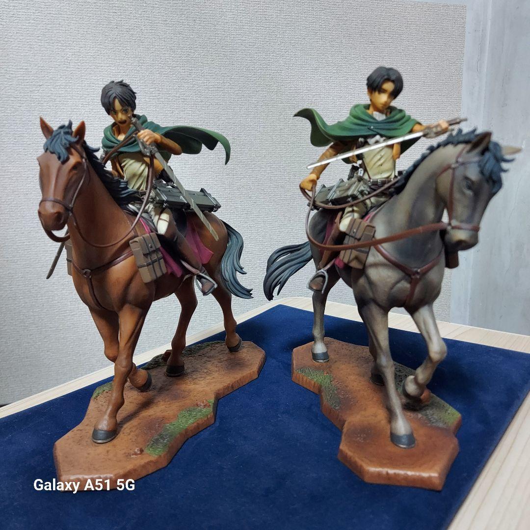 進撃の巨人　エレン リヴァイ 騎馬フィギュア　2体