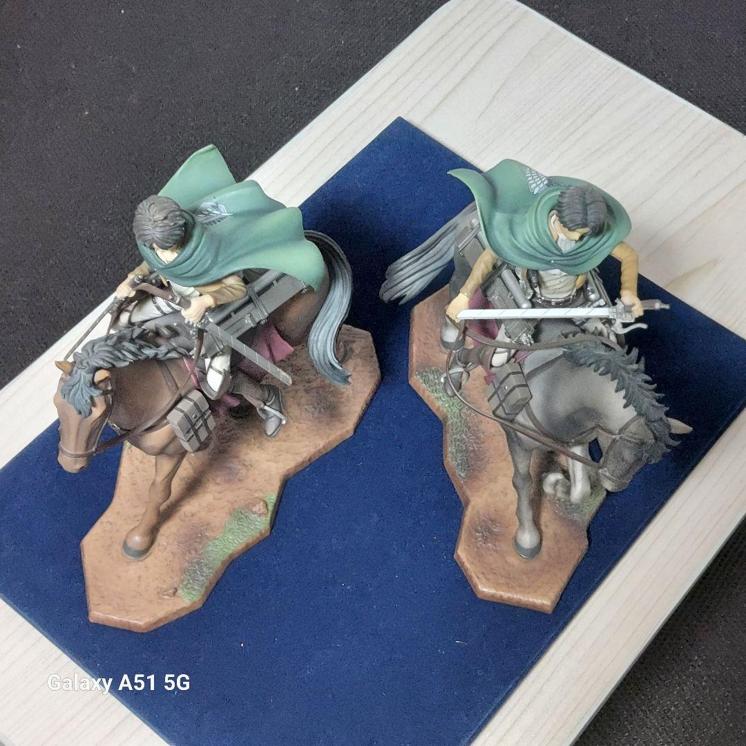 進撃の巨人　エレン リヴァイ 騎馬フィギュア　2体