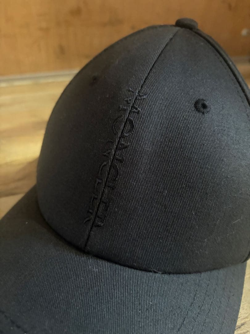 MONCLER ブラックキャップ　縦ロゴ刺繍