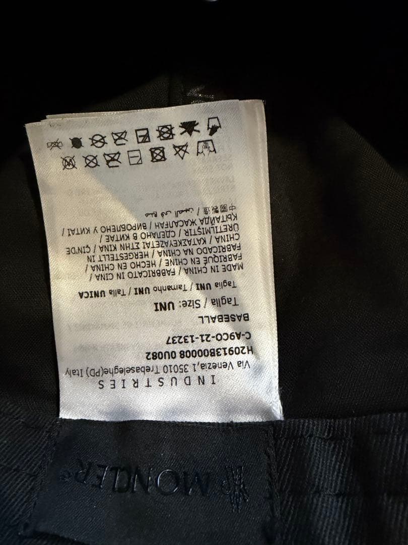 MONCLER ブラックキャップ　縦ロゴ刺繍