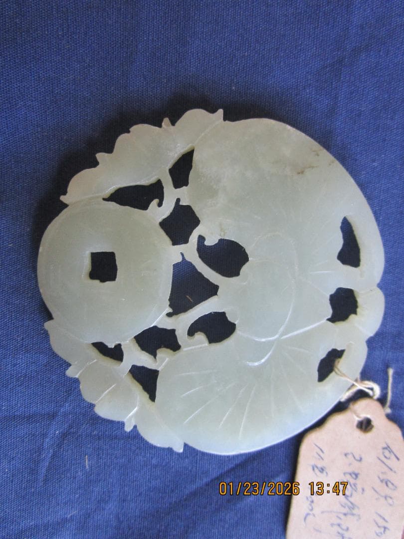 中国　玉　石細工　彫り物　根付　当時の札付き　翡翠【?】 工芸品　細工物　1個