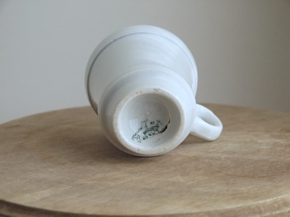 フランスアンティーク 枯れたクレイユモントローの白いブリュロ コーヒーカップ