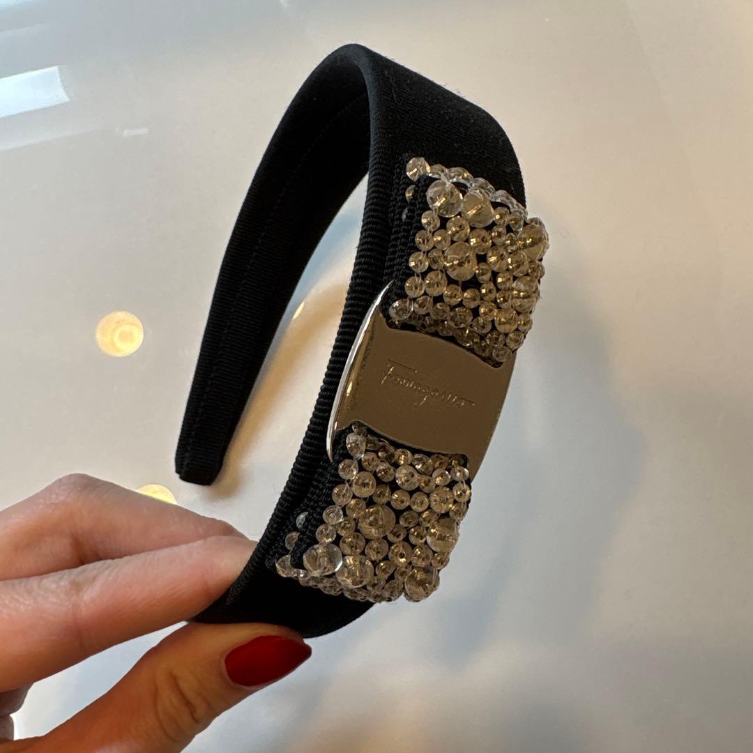 【フェラガモ】ビジュー付きカチューシャ