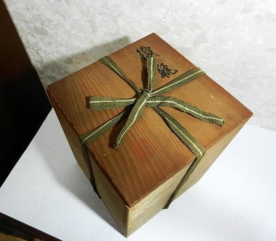 破れ尾垂型六角鉄瓶　銘『胴「仁左エ門」／銅蓋裏「晴寿造」』（７５０㏄、１．３㎏）