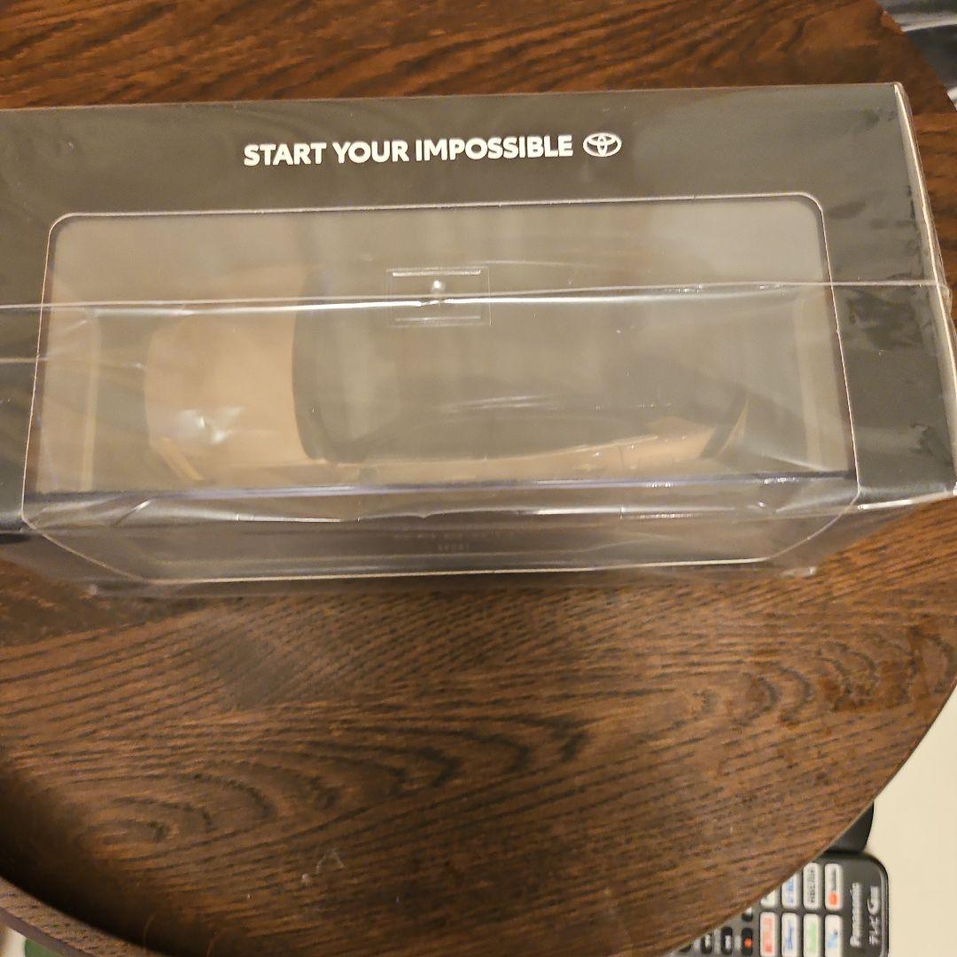 トヨタ CROWN SPORT 1/30ミニカー ブラック✕プレシャスブロンズ