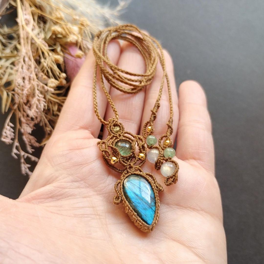 【専用】ラブラドライト＆グリーンストロベリークォーツのマクラメ編みネックレス