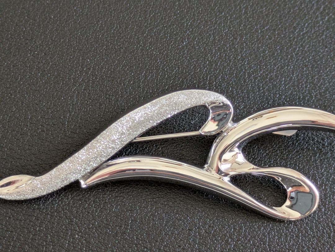 高島屋 ホワイトゴールドブローチ 流線型 デザイン