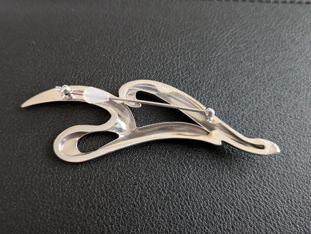 高島屋 ホワイトゴールドブローチ 流線型 デザイン