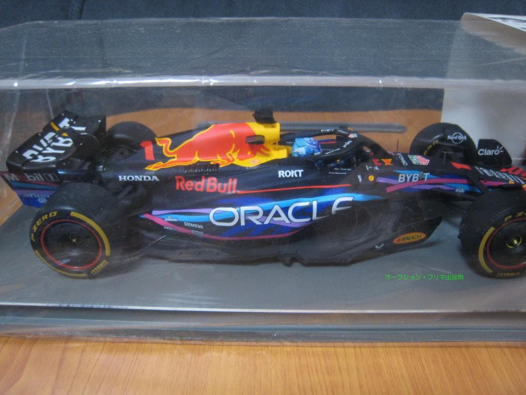 レッドブルRB19　マイアミGP仕様　スパーク1/18モデル　フェルスタッペン