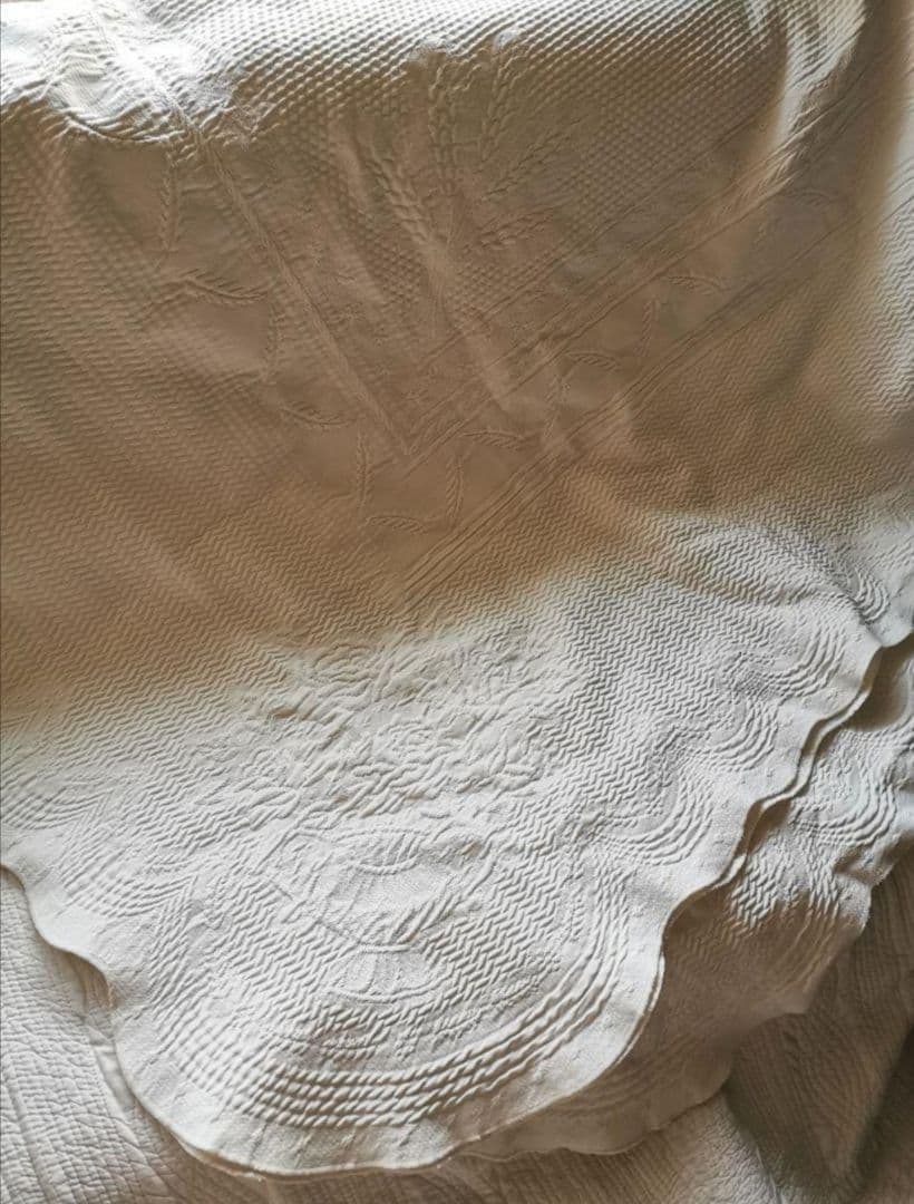 アンティークピケドプロヴァンス 超大判スカラップキルト薔薇＆麦＆花器トラプント風