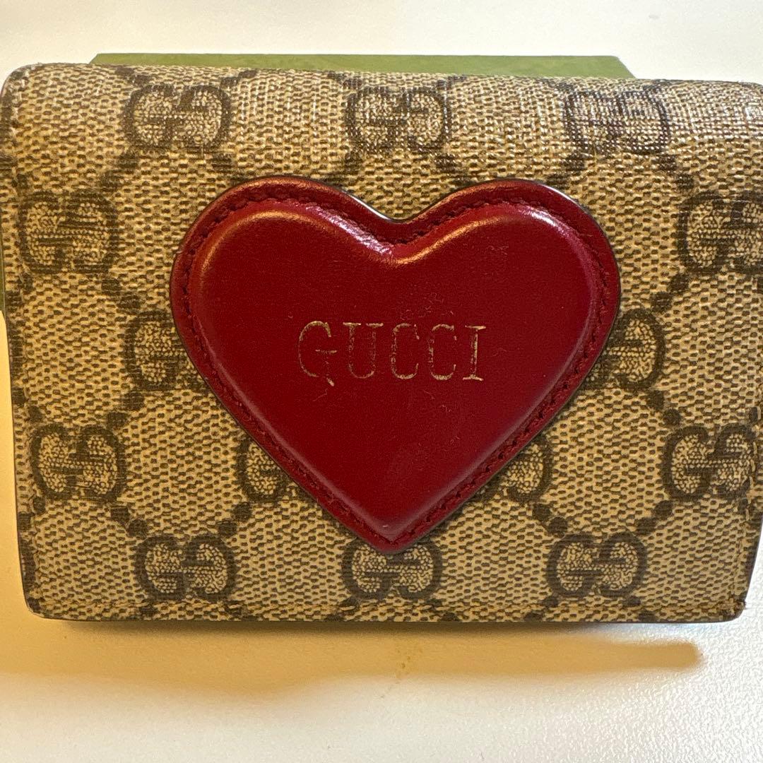 GUCCI ハート型ロゴ 二つ折り財布