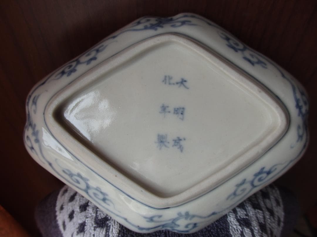 江戸中期　古伊万里　金襴色絵染付　花唐草　菱形皿　成化年製銘