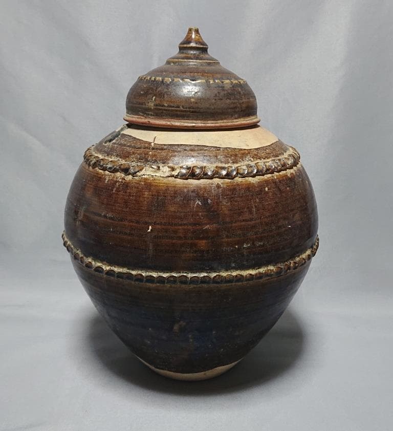 タイ　サンカンペン窯　蓋付き　褐釉壷　15～16世紀　27.2cm