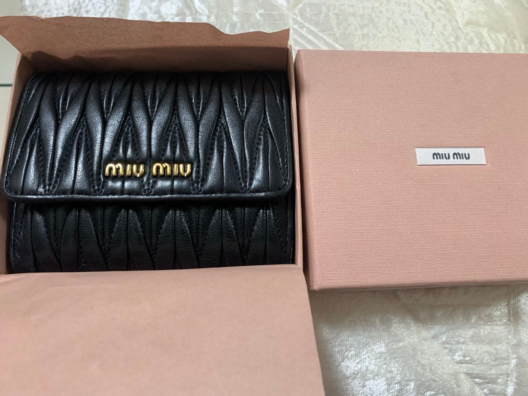 miumiu 二つ折り財布　マテラッセ