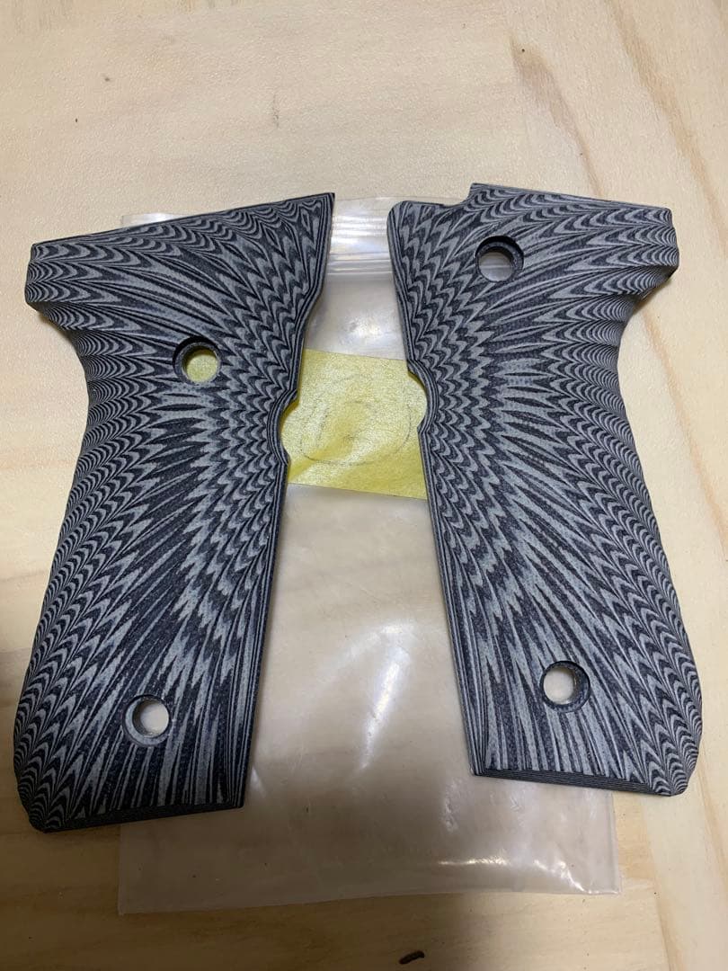 新品 ベレッタ G10素材グリップ　グレーサムライエッジ風制作