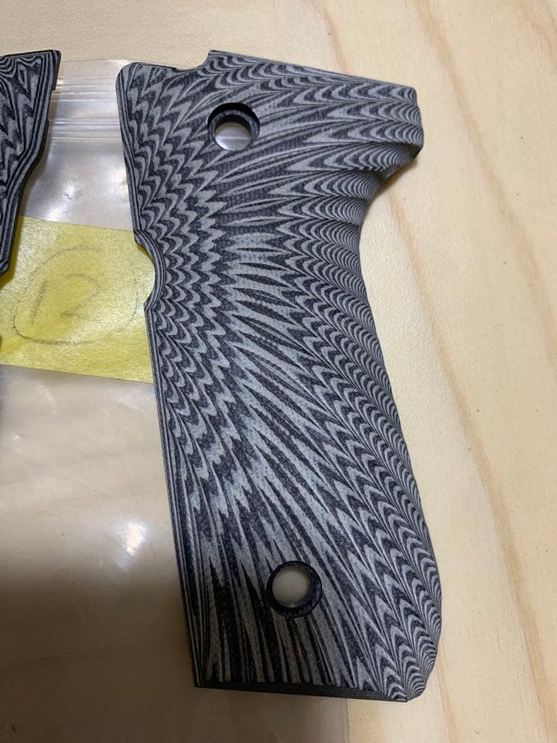 新品 ベレッタ G10素材グリップ　グレーサムライエッジ風制作