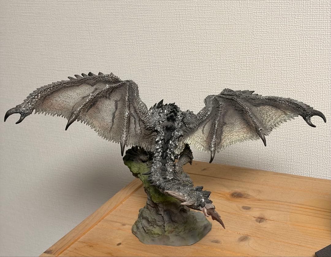 美品 クリエイターズモデル モンハン 銀リオレウス フィギュア