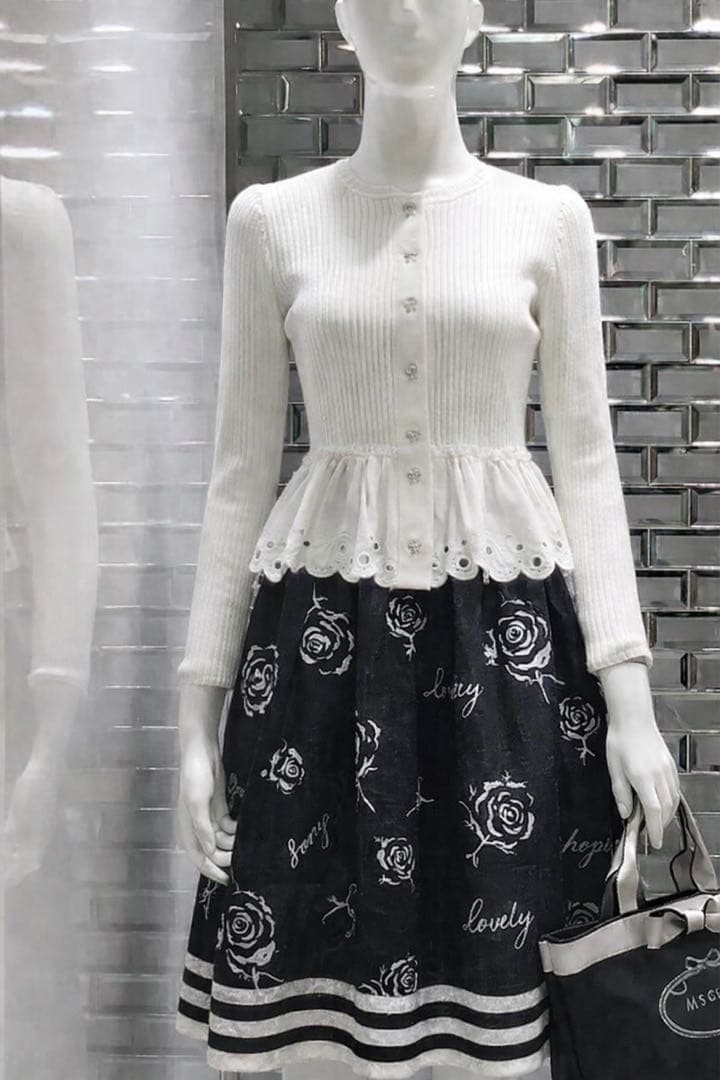 新品*未使用☆インスタ掲載☆M'S GRACY ☆バラ柄フレアスカート