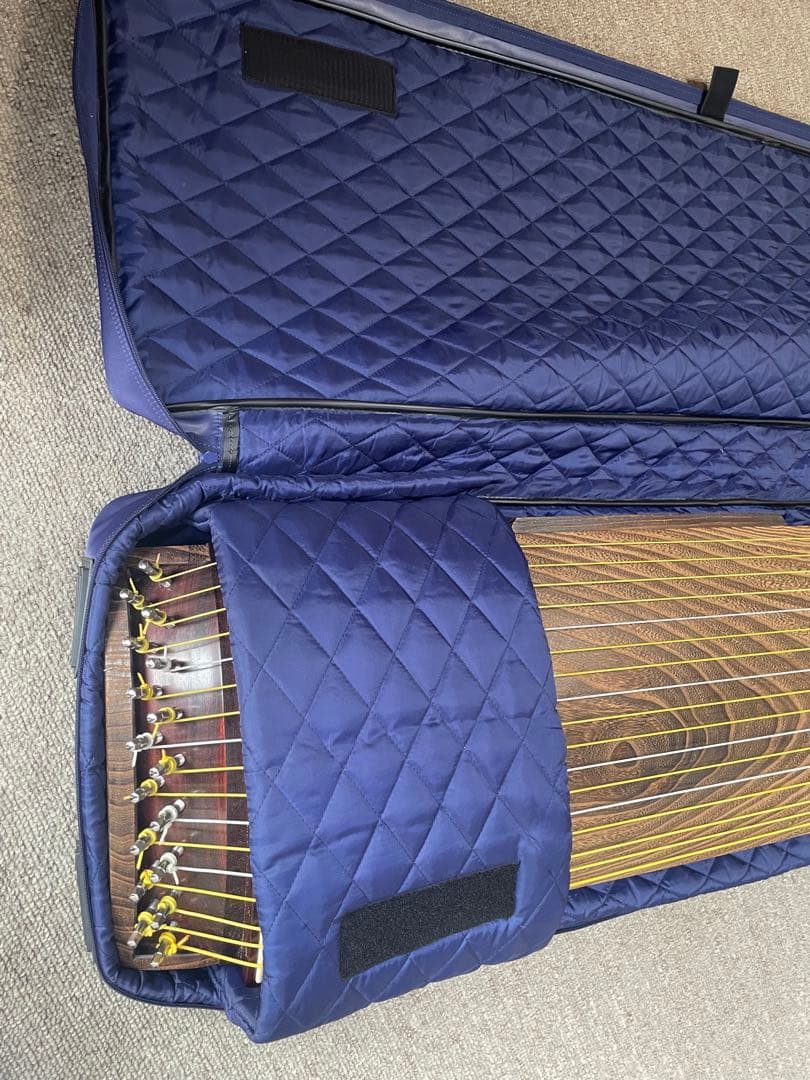 十七絃筝 紅木巻き、専用ケース付き，十七弦柱（大），十七絃猫足，ハンドル