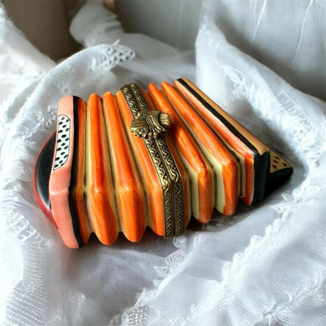 【心弾むアコーディオン】リモージュボックス 希少モチーフ 小物入れ ピルケース