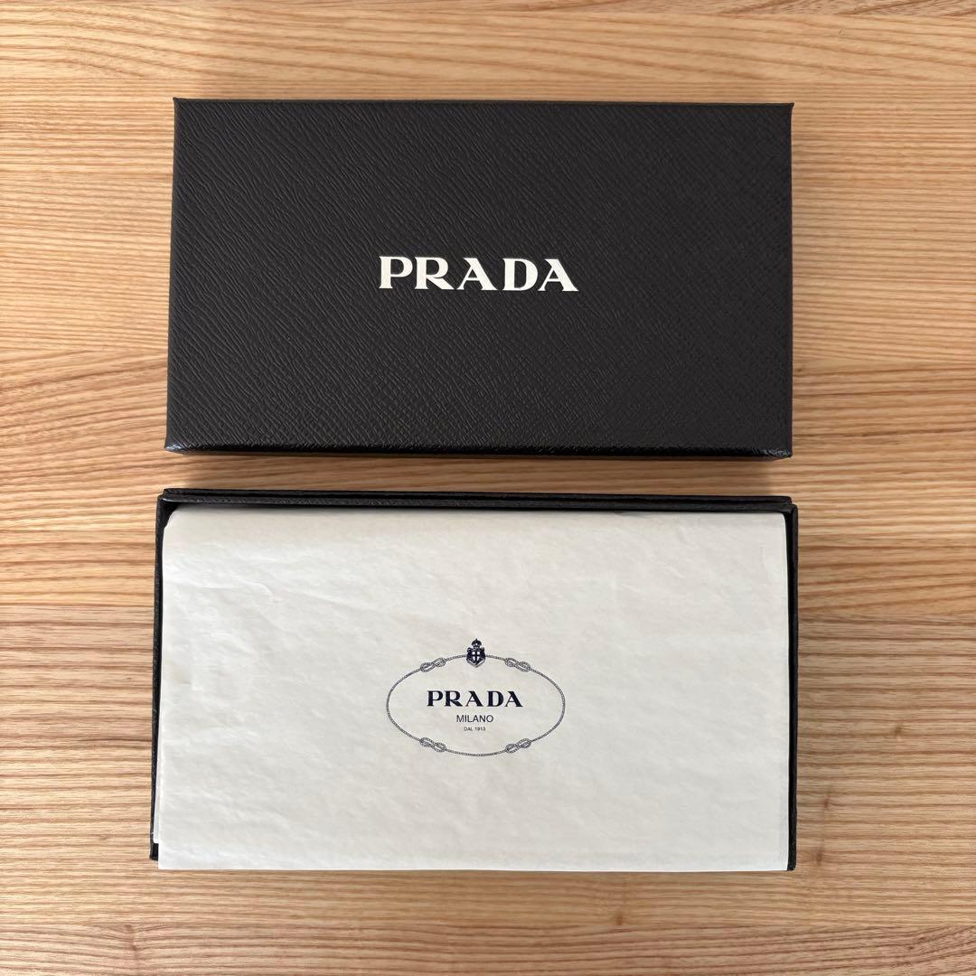 PRADA iPhone 16 Pro ケース【新品未使用】