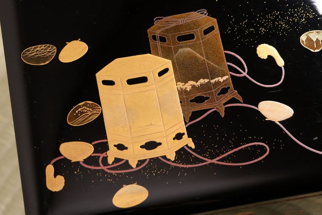 木製漆器 貝桶 金蒔絵 三段 重箱 黒塗 朱塗 梨地 雛 漆芸【MA745】