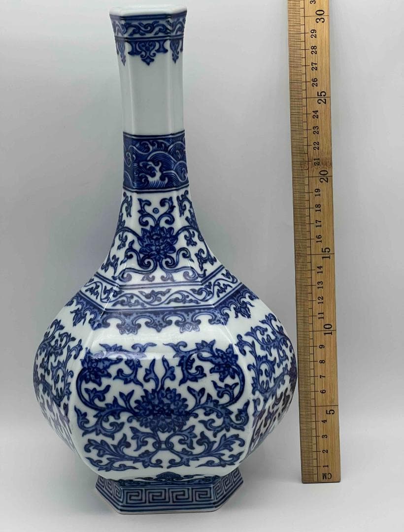 清乾隆時代　【大清乾隆年製】在銘　青花 染付花卉唐草文六方長頸瓶(B-75)