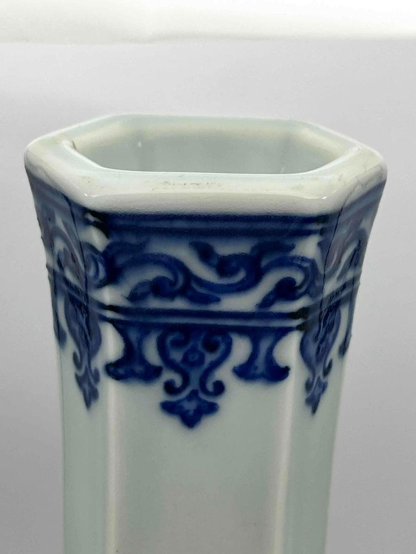 清乾隆時代　【大清乾隆年製】在銘　青花 染付花卉唐草文六方長頸瓶(B-75)