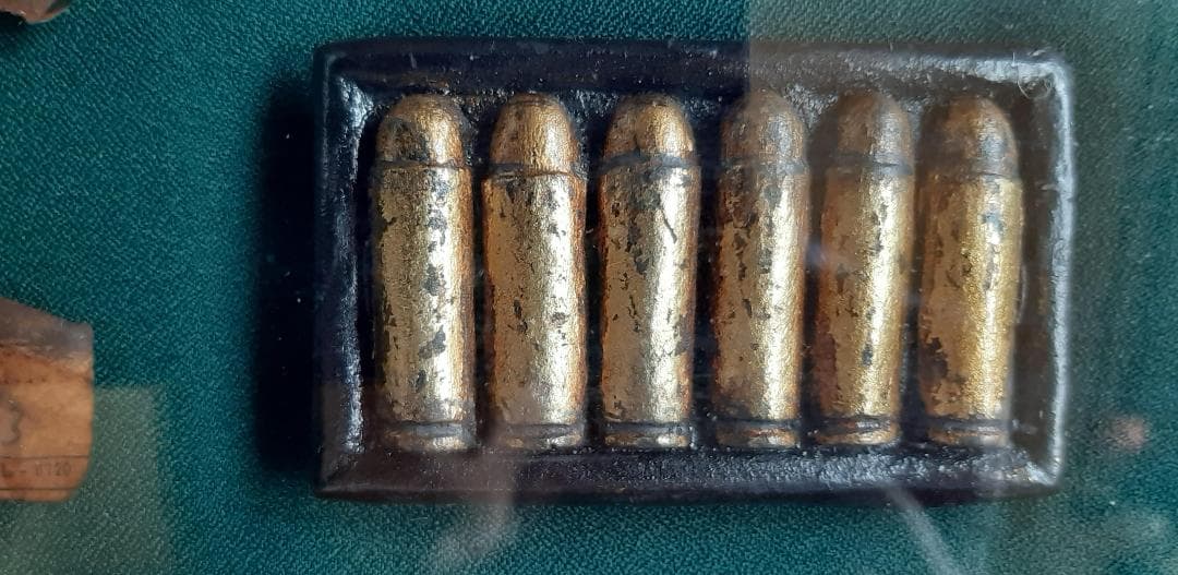 銃レプリカ　コルト　額飾り