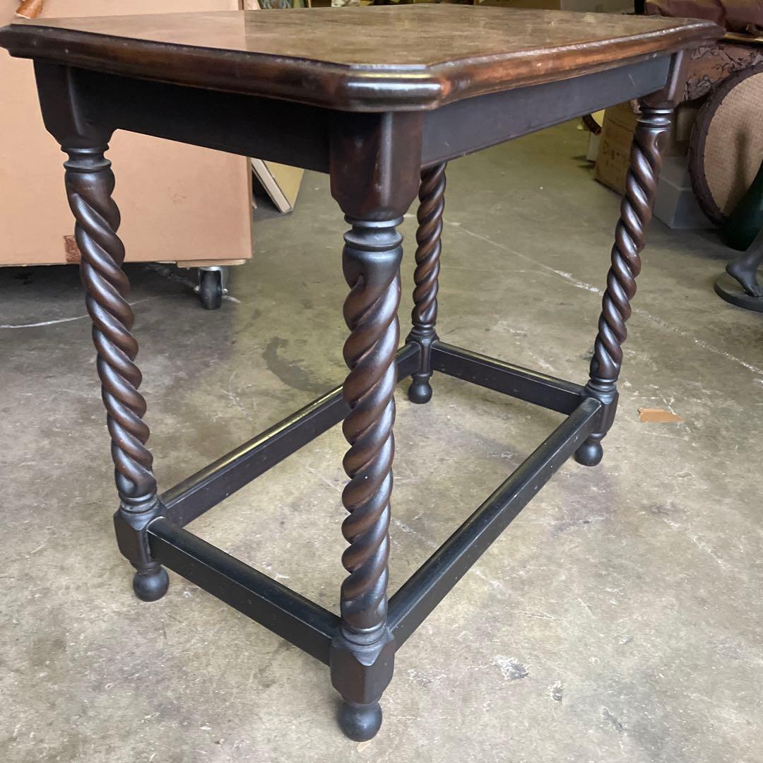 イギリスのアンティーク家具　ツイストレッグのオケージョナルテーブル