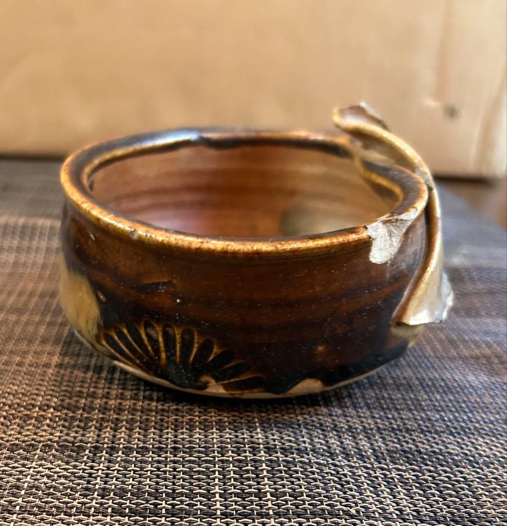 希少　桃山　掘の手（発掘品）菊花紋　織部　三つ足　香炉　飴釉（卯の花釉）