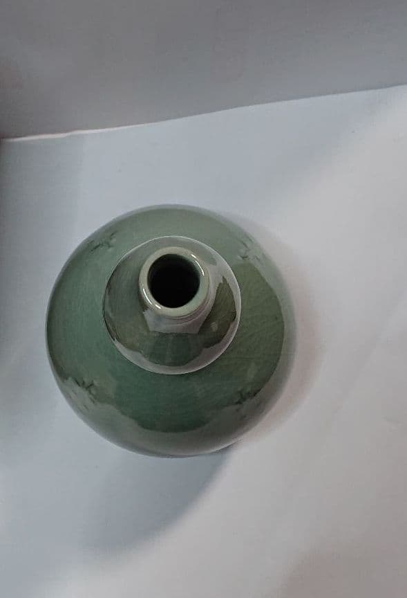 作家物青磁象嵌曇鶴菊花紋保利瓶(未使用品)