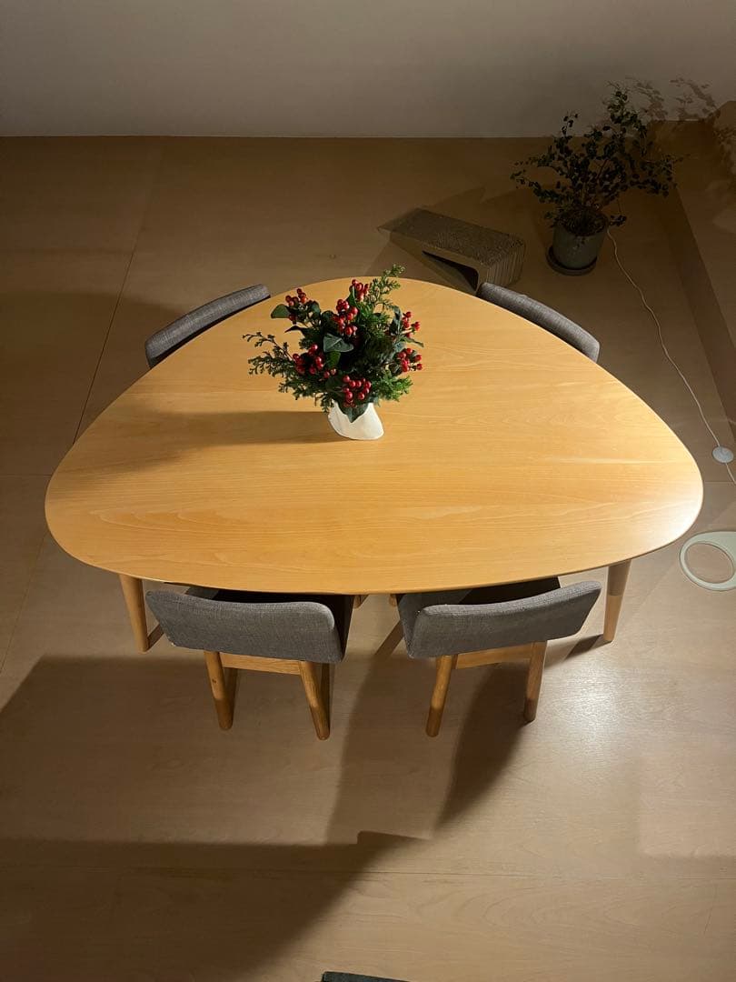 木製三角形ダイニングテーブル 4人用