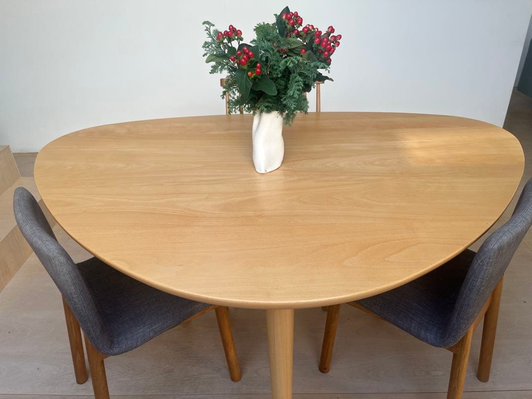 木製三角形ダイニングテーブル 4人用