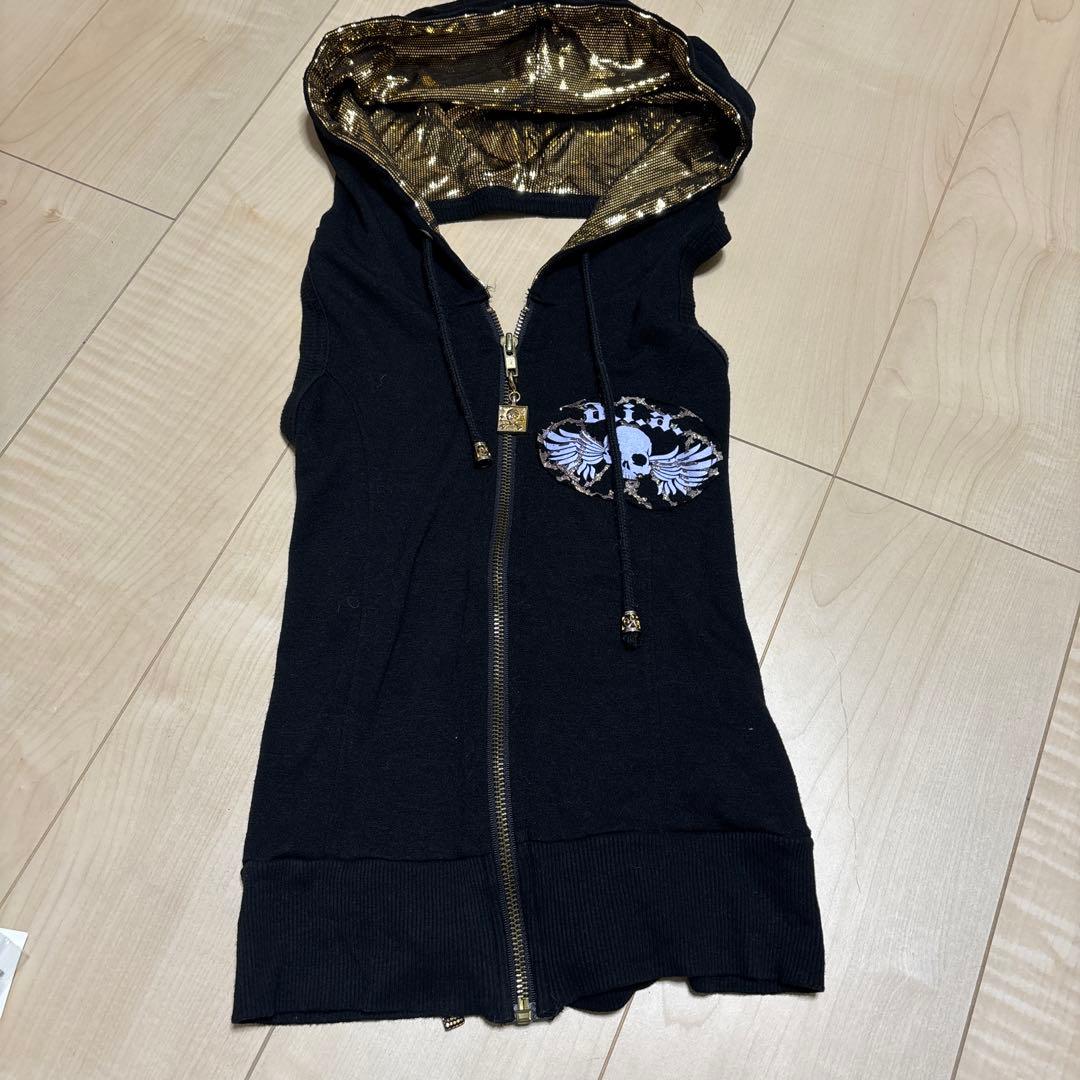 d.i.aの黒のスカル刺繍トップス