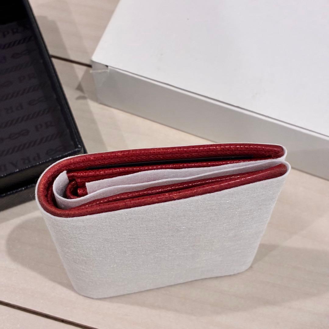 PRADA サフィアーノレザー 二つ折り財布 マルチカラー 赤