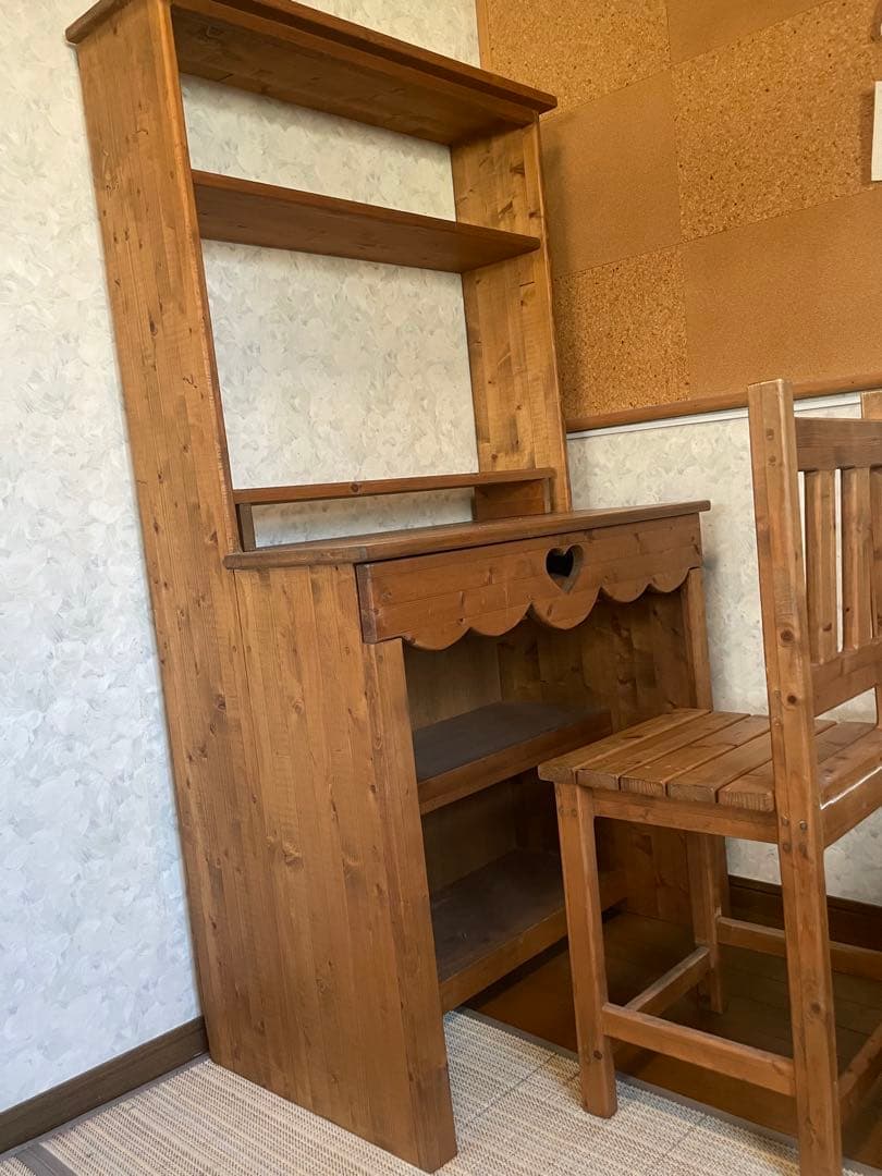 木製デスク 引き出しにハート型切り抜き