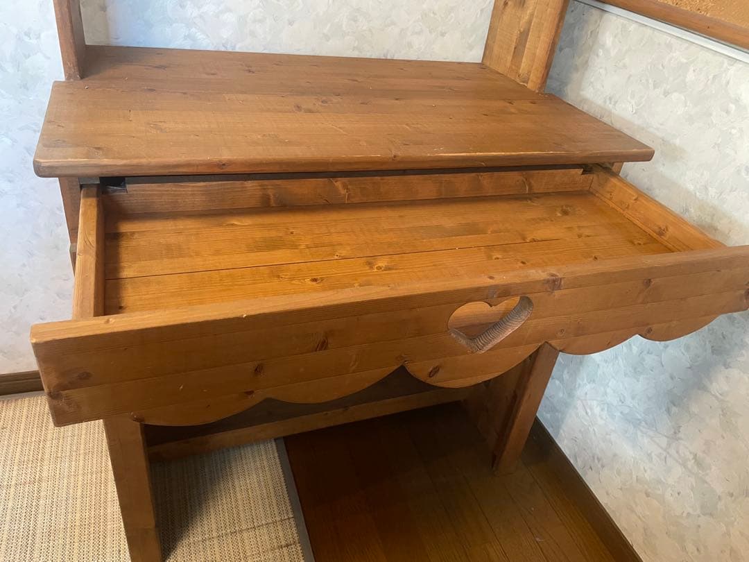 木製デスク 引き出しにハート型切り抜き