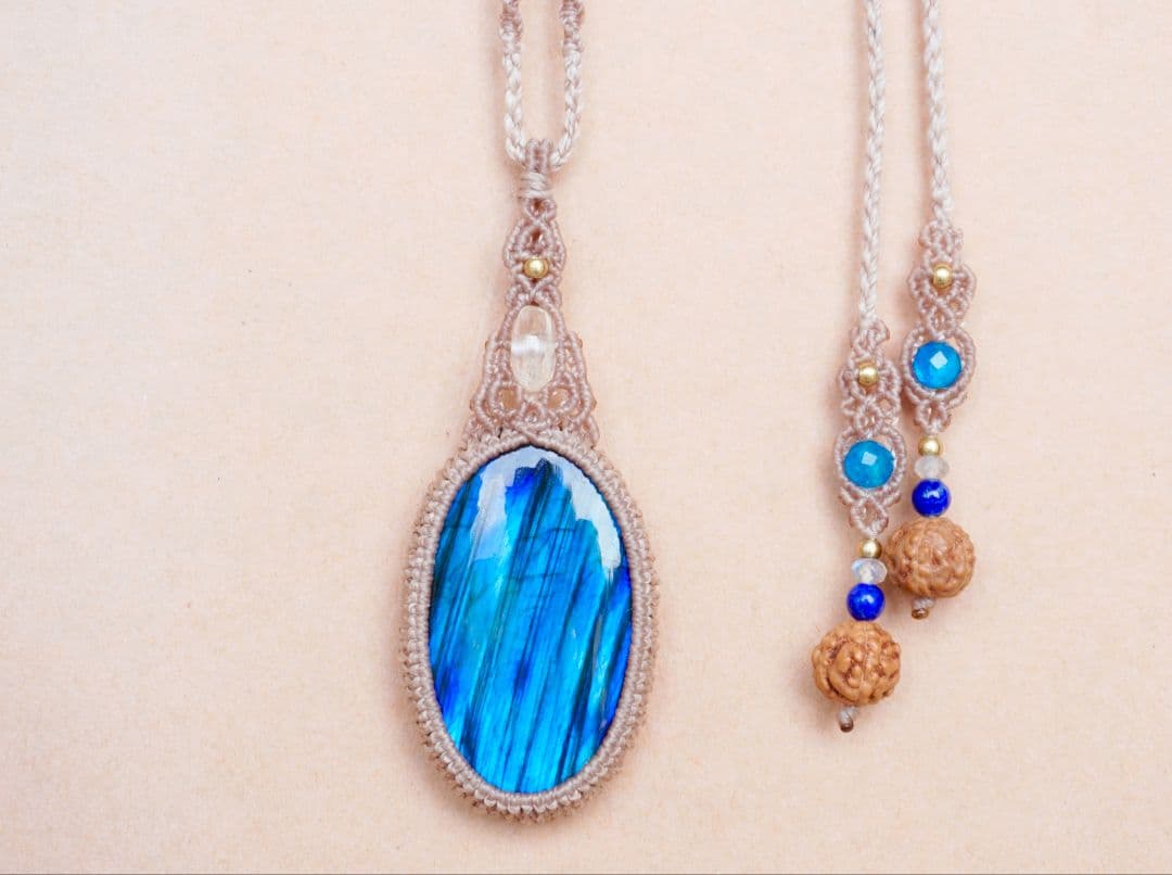 《鮮烈な青》ラブラドライト　レインボームーンストーン　マクラメ　ネックレス